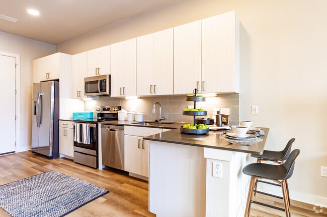 Studio, 1 Bath - 561 SF - 1701 Central Apartments