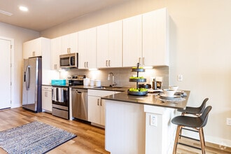 Studio, 1 Bath - 561 SF - 1701 Central Apartments