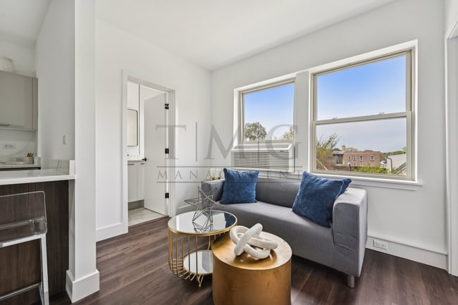 Building Photo - Modern 1 Bed in Andersonville: Luxe Kitchen & In-Unit Laundry
