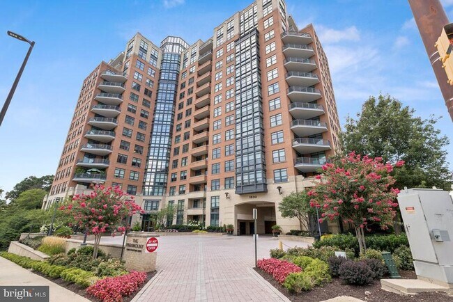Building Photo - 1830 Fountain Dr