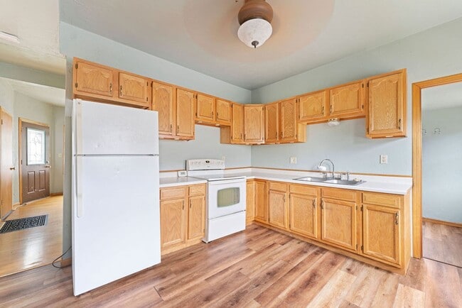 Building Photo - 114 Center St