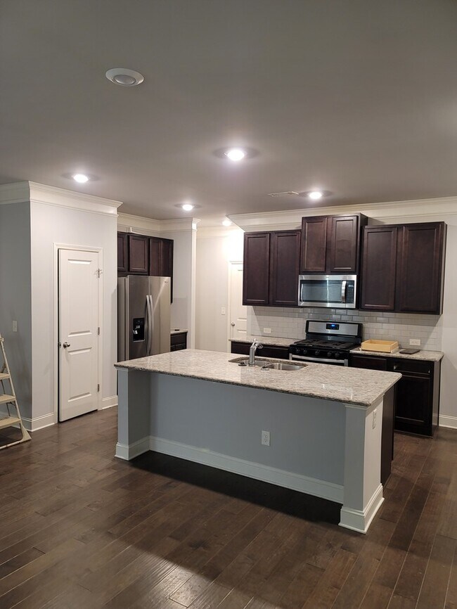Foto del edificio - 3 bedroom townhouse with 2 car garage