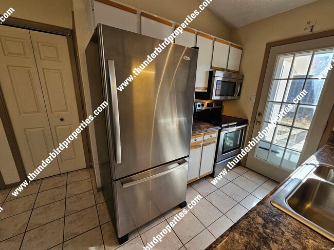 Building Photo - Great 2 bedroom with refrigerated air!!