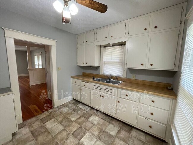 Foto del edificio - 1643 E Belmont St