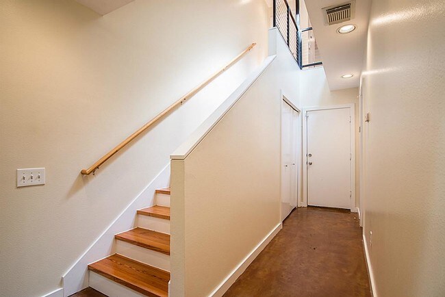 Building Photo - 931 Robin St