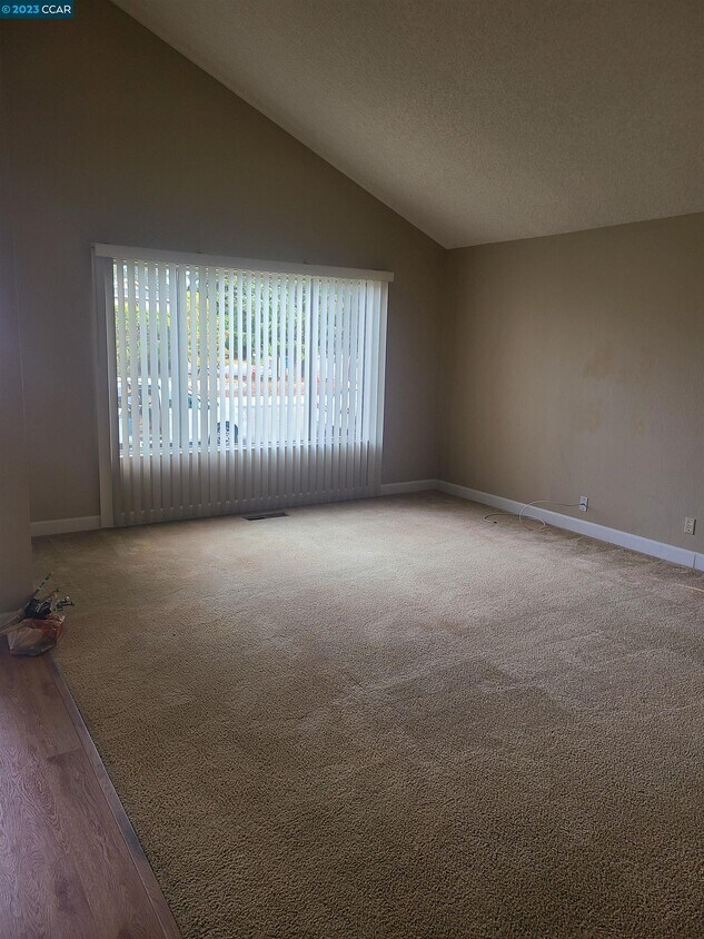 Building Photo - 498 Santander Dr