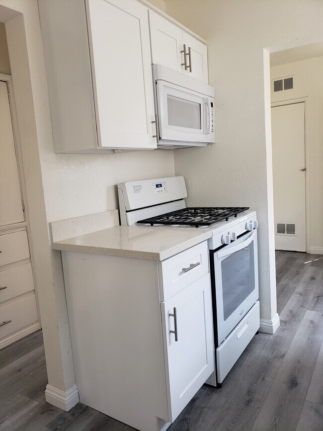 New Appliances - 6906 S Van Ness Ave