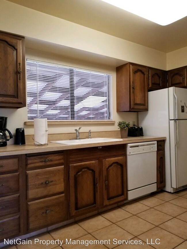 Building Photo - 140 W 200 S