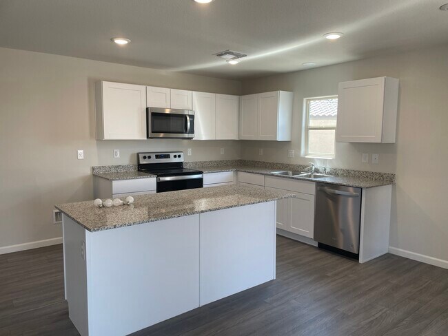 ¡Preciosa cocina! Incluye refrigerador (no aparece en la foto). Tiene 2 años de antigüedad. - 6509 S Prado Cir