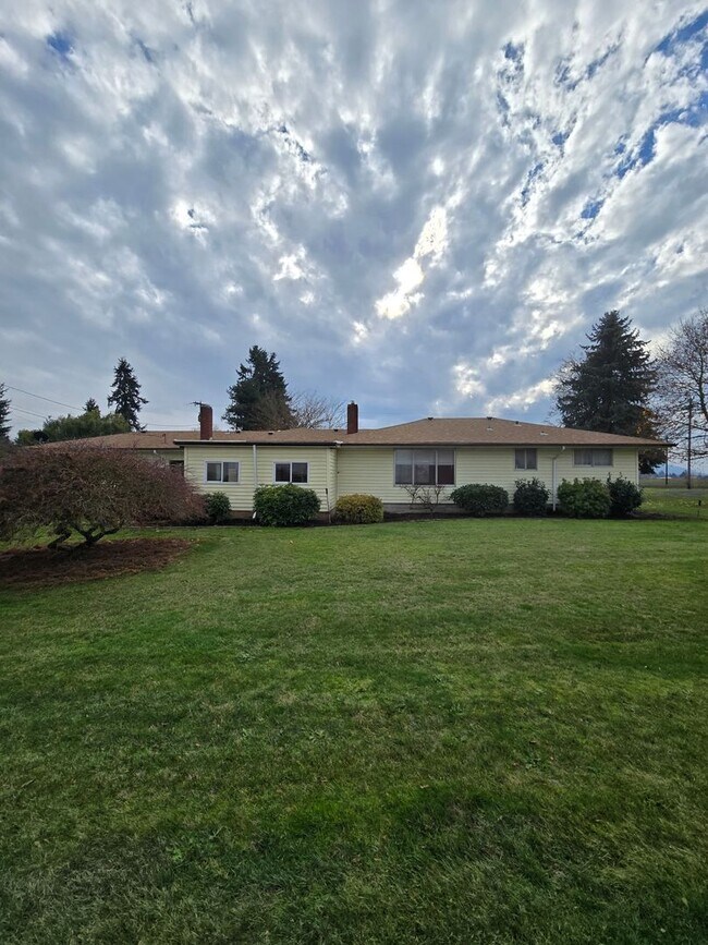 Foto del edificio - Pet Friendly 3 Bed / 2Bath Home with 2 Garages, Open Air Covered Storage, Large Open Yard, and more!