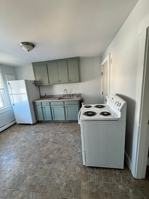 Building Photo - 96 Frost St