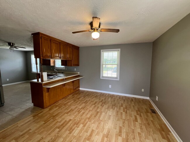 Building Photo - Spacious 3 BR 2 BA Available now in LaVergne