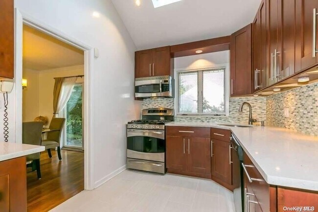 Building Photo - 11 Soundview Dr
