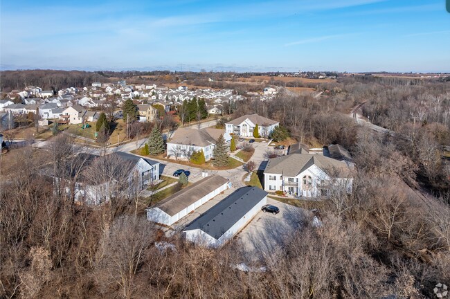 Building Photo - Marketing TitleModern 2-Bed/2-Bath Condo S...