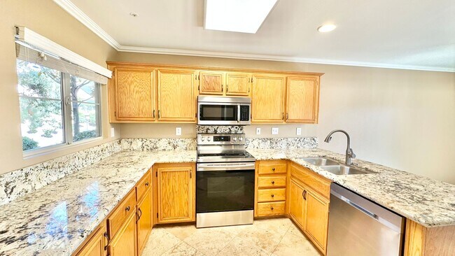 Foto del edificio - Beautifully Updated and Upgraded Two-Story...