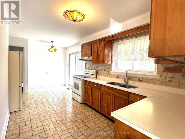 Building Photo - 5529 Spruce Ave