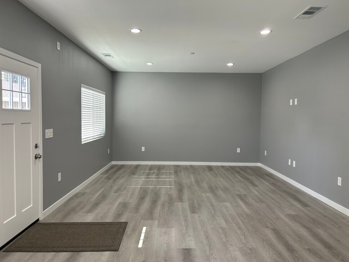 Foto principal - 11656 Adenmoor Ave