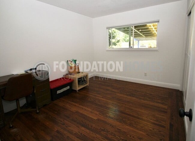 Building Photo - 304 Las Flores Ave