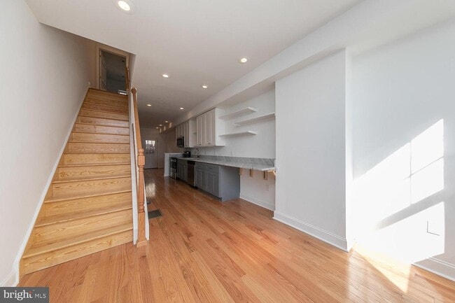 Building Photo - 920 N Bambrey St