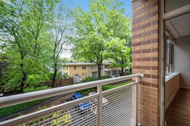 Foto del edificio - Beautifully Renovated 1BR Condo With Balco...