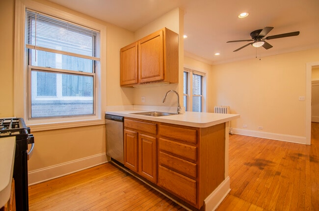 Foto del edificio - 7648 N Greenview Ave