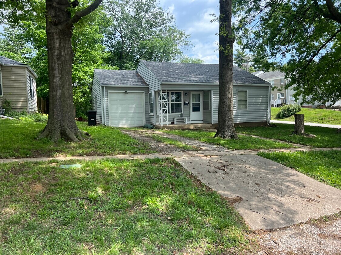 Primary Photo - 713 N College St