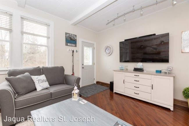 Building Photo - 1 br, 1 bath House - 7363 N North Shore Drive