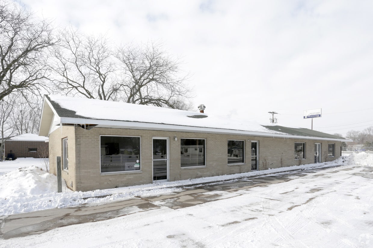 Primary Photo - Lakeside Manor