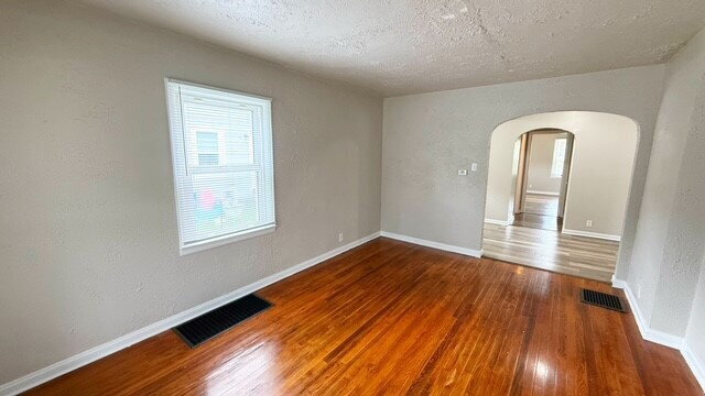 Building Photo - EAST SIDE UPDATED 3 BEDROOM 2 BATH HOME AVAILABLE NOW!
