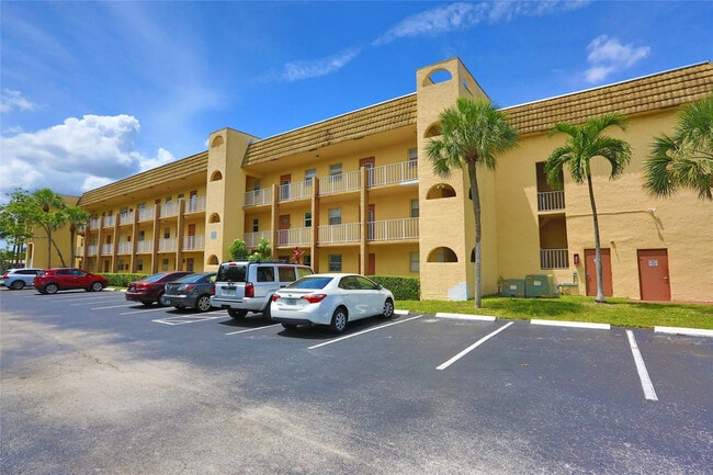 Foto del edificio - 8225 Sunrise Lakes Blvd
