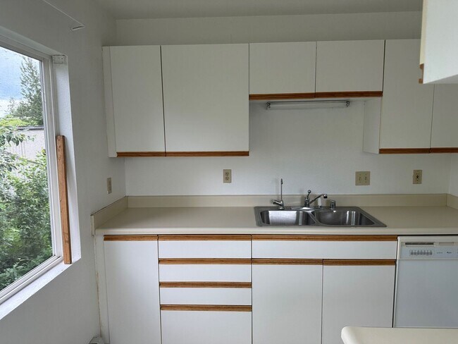 Foto del edificio - 2 BD, 1 BA Apartment Nestled Back on a Culd-de-Sac