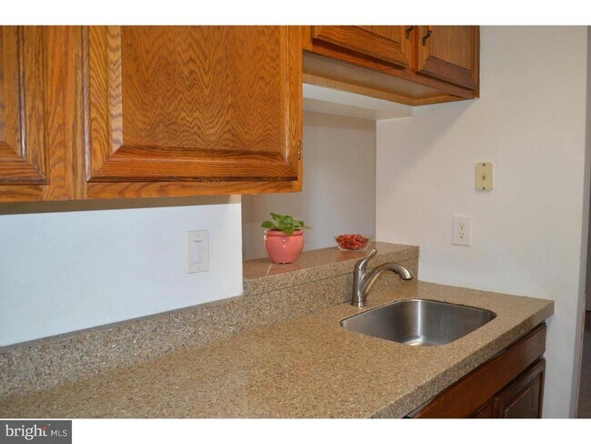 Foto del edificio - 909 Ravens Crest Dr