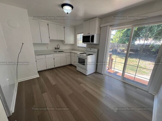 Building Photo - Quaint Westside Family Home