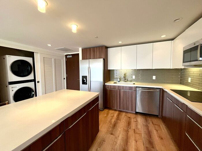Foto principal - Symphony Honolulu: 2 Bed, 2 Bath w/ 2 Park...