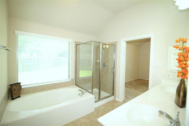 Foto del edificio - 2801 Enchanted Lake Dr