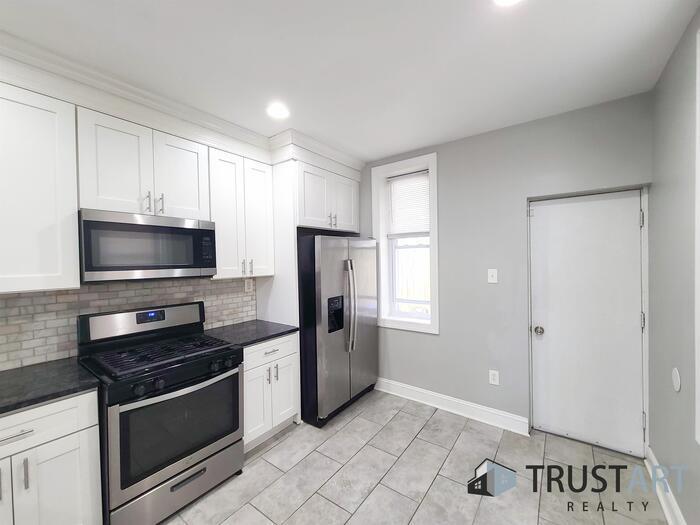 Primary Photo - 3 bedroom/2 bath House