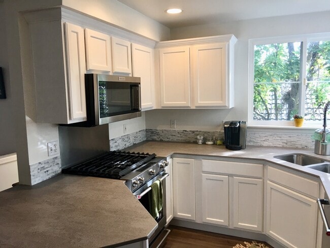 Foto del edificio - Stylish Townhome in Broadview