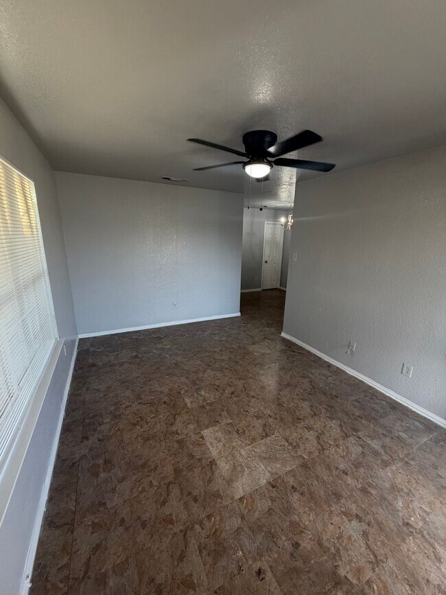 Photo - 933-935 Baker St Apartment