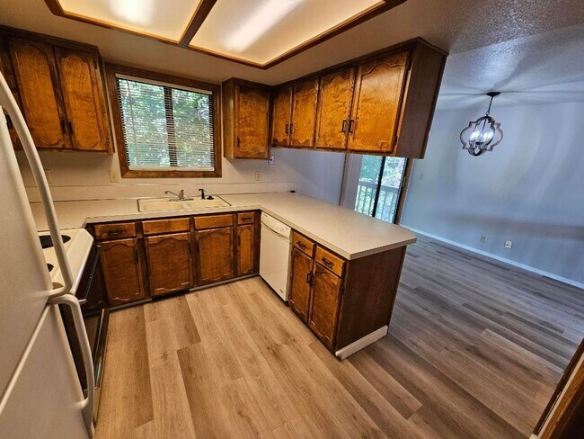 Building Photo - 2 bedroom 1.5 bath. Downtown Townhome Clos...