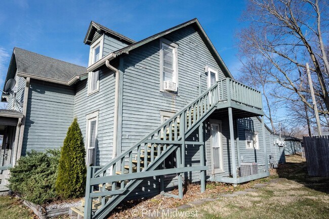 Foto del edificio - Charming 1-Bedroom Duplex with Modern Amen...