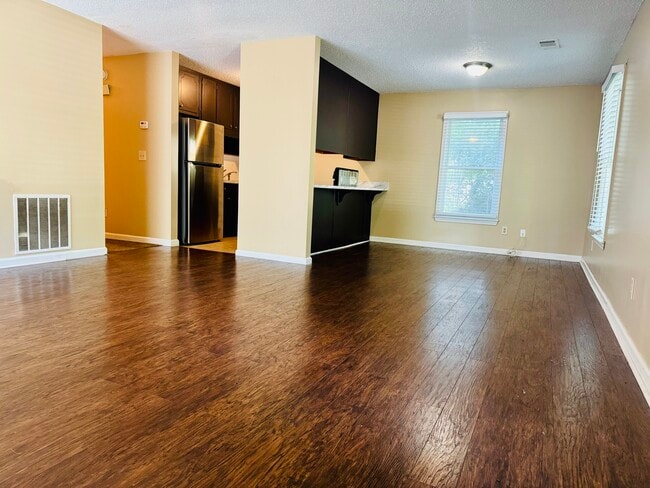 Building Photo - 1704 Riverside Ct NE