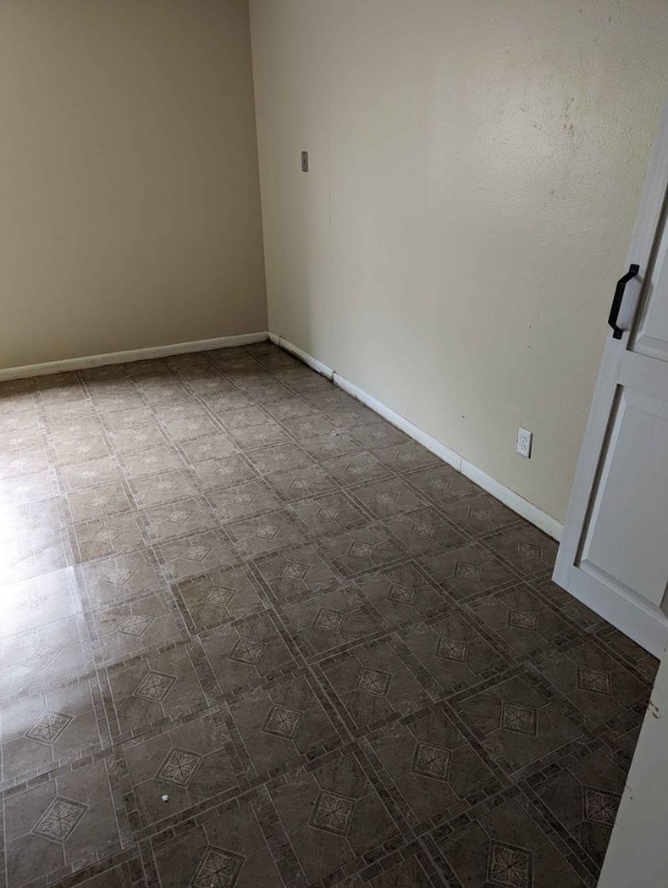 Building Photo - 106 E 1st S