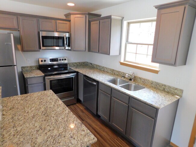 Foto del edificio - 2-Bedroom Townhouse Retreat with 2.5 Baths in Fayetteville’s Rolling Woods. To schedule your own ...
