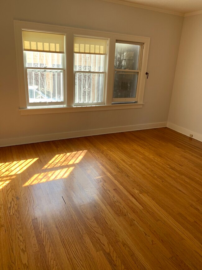 Great hardwood floors in livingroom - 172 S Sycamore Ave