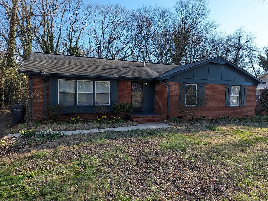 Foto principal - This quiet home in the Starmount neighborhood