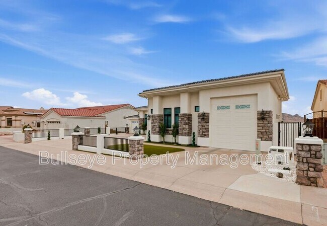 Building Photo - 1527 E Villa Maria Dr