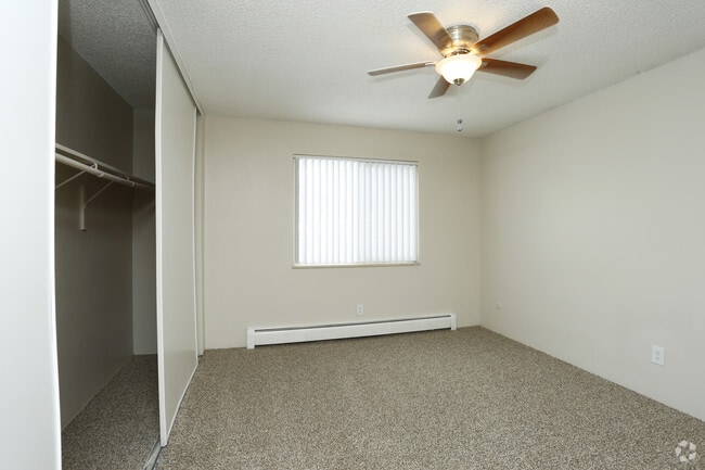 1BR, 1BA - 680 SF - Greentree Village Apartments