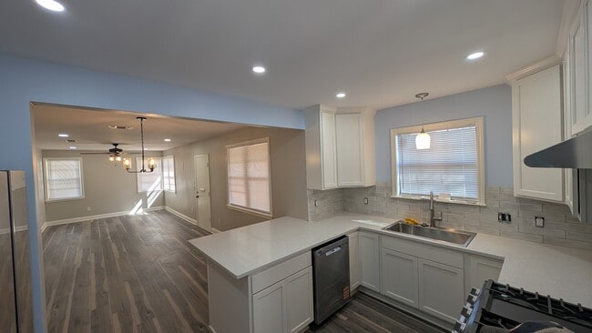 Foto del edificio - 240 Russell Ave