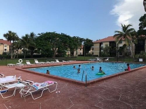 Foto del edificio - 5721 Riverside Dr