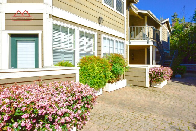 Building Photo - 2160 Santa Cruz Ave